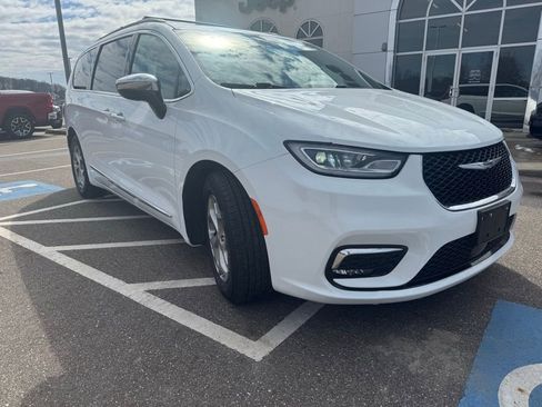 Used 2023 Chrysler Pacifica Limited FWD image 3