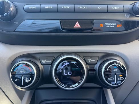 Certified 2025 Hyundai Venue SEL image 11