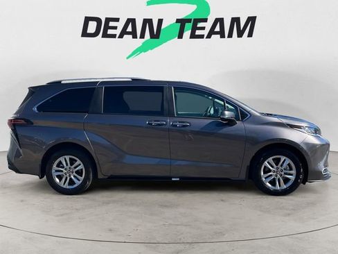 Used 2023 Toyota Sienna Limited image 9