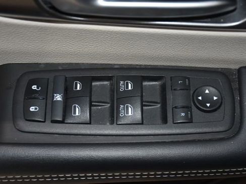 Used 2024 Chrysler Pacifica Touring-L FWD image 22