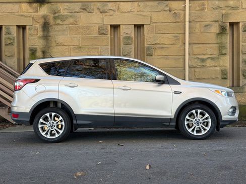 Used 2017 Ford Escape SE image 3