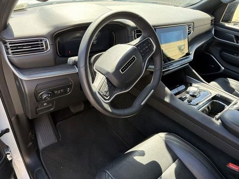 Used 2023 Jeep Wagoneer L Series II AWD/4WD image 6