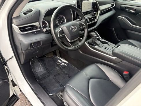 Used 2022 Toyota Highlander XLE image 28