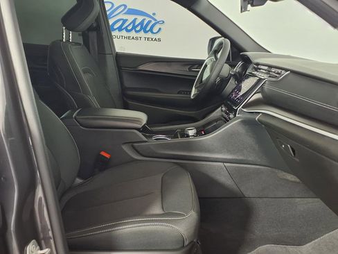 Used 2025 Jeep Grand Cherokee L Laredo w/ Trailer Tow Package image 10