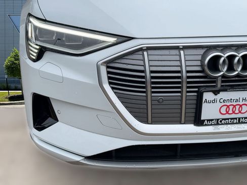 Used 2022 Audi e-tron Premium w/ Interior Protection Package image 11