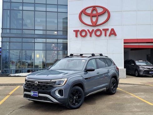 Used 2024 Volkswagen Atlas Peak Edition SEL image 1