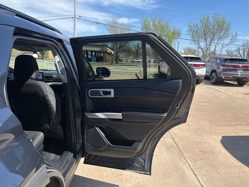 Used 2022 Ford Explorer XLT image 18