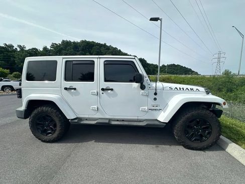 Used 2017 Jeep Wrangler Unlimited Sahara w/ Connectivity Group AWD/4WD image 17