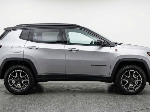 Used 2025 Jeep Compass Trailhawk image 11