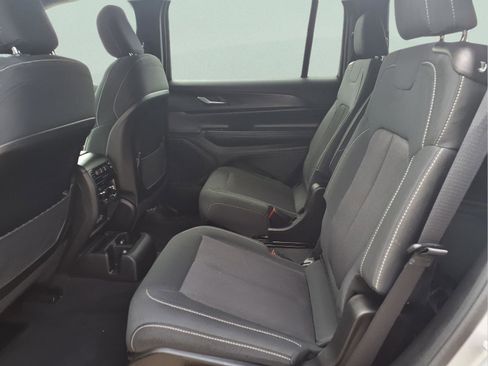 Used 2025 Jeep Grand Cherokee L Laredo image 12