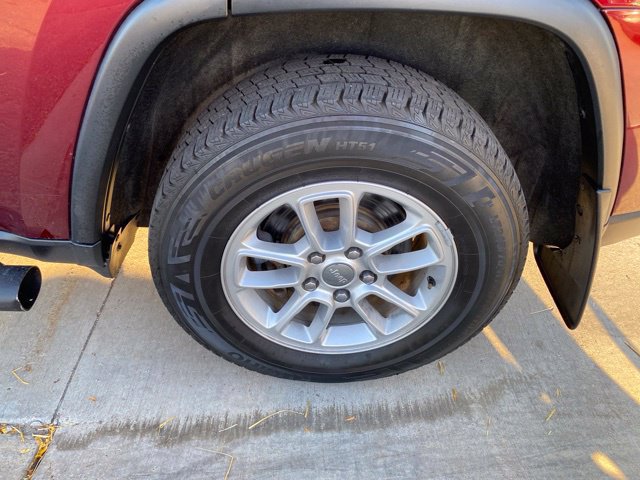 Used 2019 Jeep Grand Cherokee Laredo AWD/4WD image 13