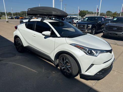 Used 2018 Toyota C-HR XLE FWD image 2