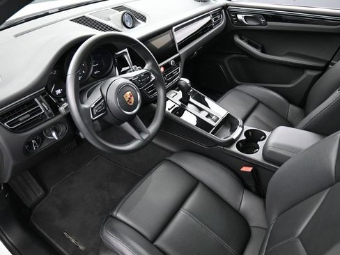 Certified 2025 Porsche Macan image 4