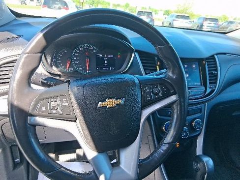 Used 2020 Chevrolet Trax LT w/ LT Convenience Package FWD image 17
