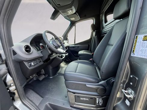 Used 2025 Mercedes-Benz Sprinter 2500 image 8