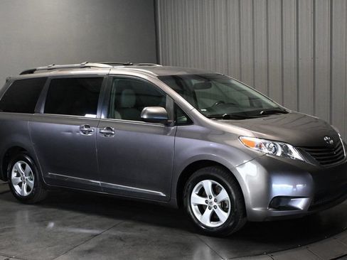 Used 2017 Toyota Sienna LE FWD image 3