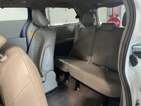 Used 2014 Toyota Sienna XLE FWD image 26