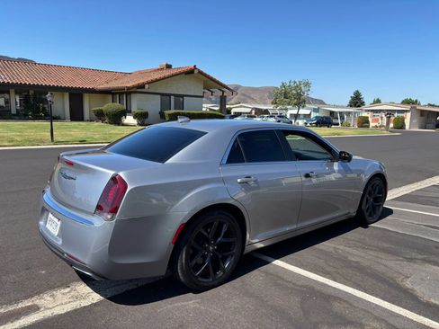 Used 2018 Chrysler 300 Touring L RWD image 5