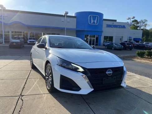 Used 2025 Nissan Altima 2.5 SV FWD image 2