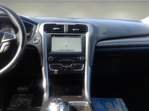 Used 2018 Ford Fusion SE w/ Fusion SE Technology Package image 8