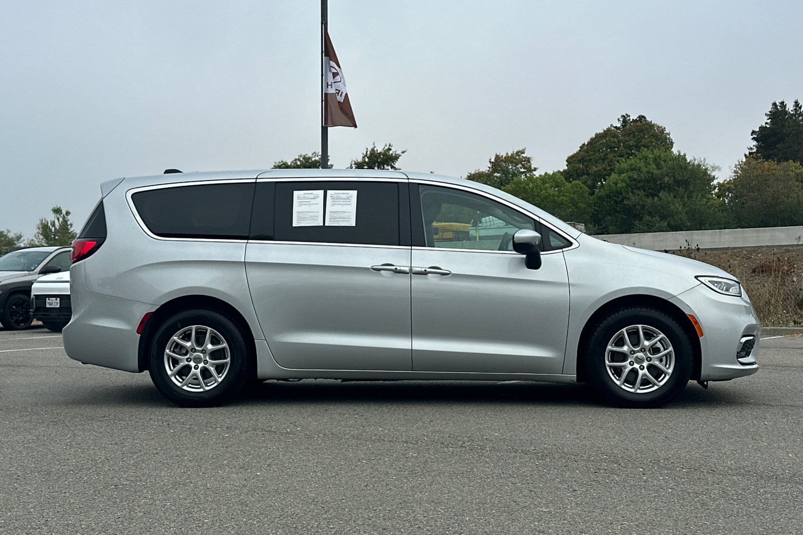 Used 2023 Chrysler Pacifica Touring-L FWD image 3