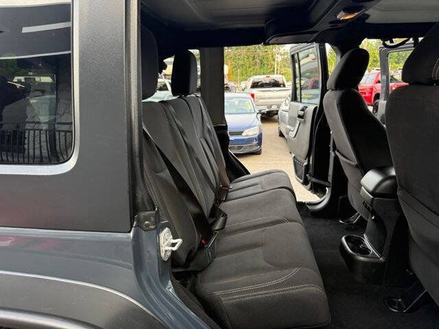 Used 2017 Jeep Wrangler Unlimited Rubicon w/ Max Tow Package AWD/4WD image 25