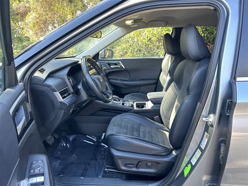 Used 2024 Mitsubishi Outlander SE image 2