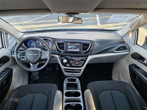 Used 2022 Chrysler Voyager LX image 16