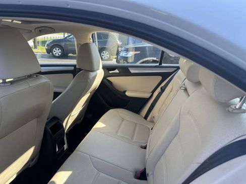 Used 2017 Volkswagen Jetta SE FWD image 17