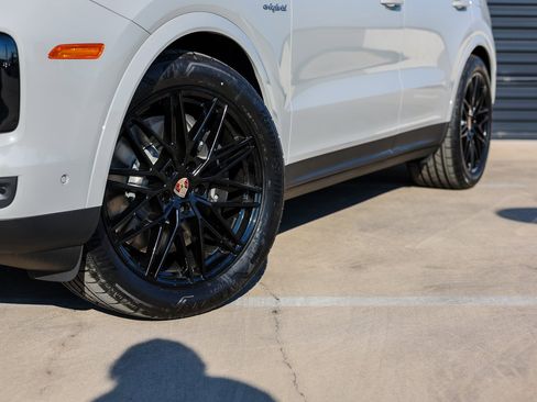 New 2025 Porsche Cayenne E-Hybrid image 12