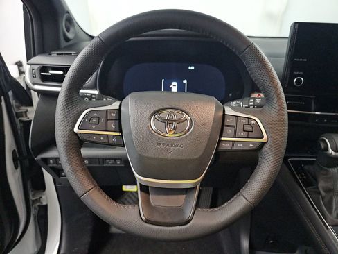 Used 2025 Toyota Sienna Platinum AWD/4WD image 9