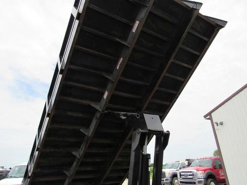 Used 2022 Ford F750 2WD Regular Cab Super Duty image 6
