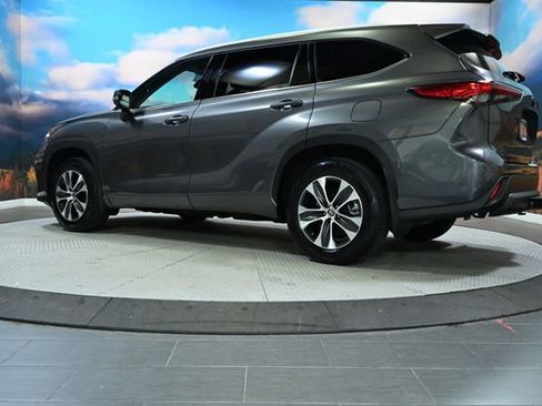 Used 2022 Toyota Highlander XLE AWD/4WD image 6