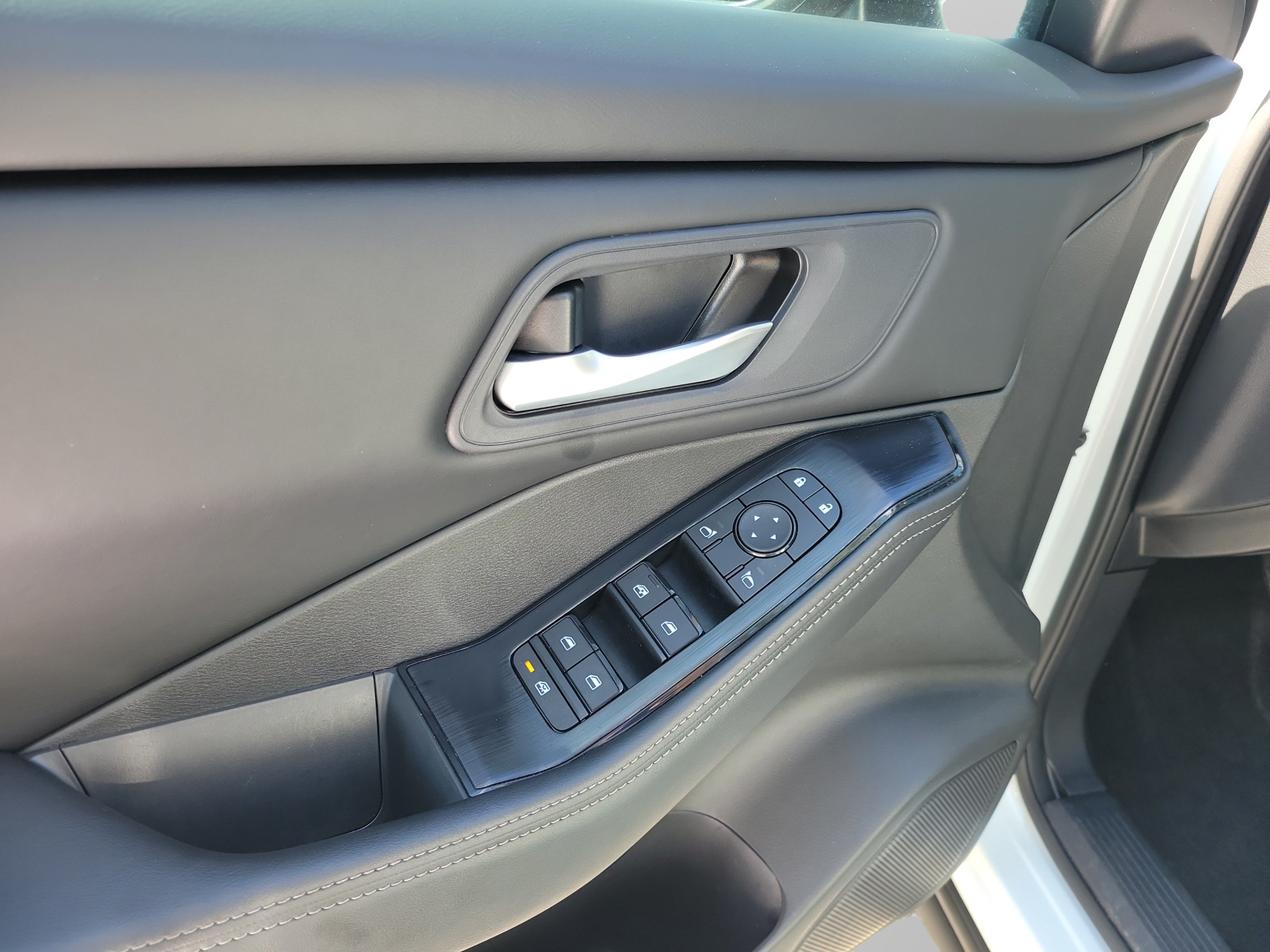 Certified 2026 Nissan Rogue SV FWD image 12
