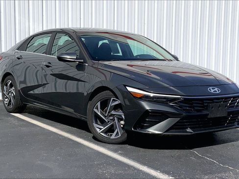 Used 2024 Hyundai Elantra SEL w/ Convenience Package image 2