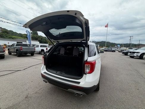 Used 2023 Ford Explorer Platinum w/ Technology Package AWD/4WD image 6