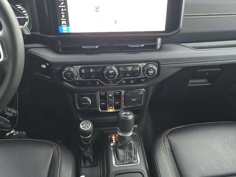 Used 2024 Jeep Wrangler Unlimited Sahara w/ Technology Group AWD/4WD image 9