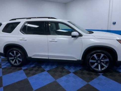 Certified 2025 Honda Pilot Touring image 9