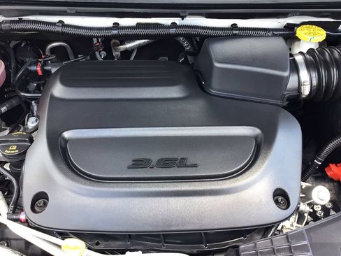 Used 2025 Chrysler Pacifica Select FWD image 11