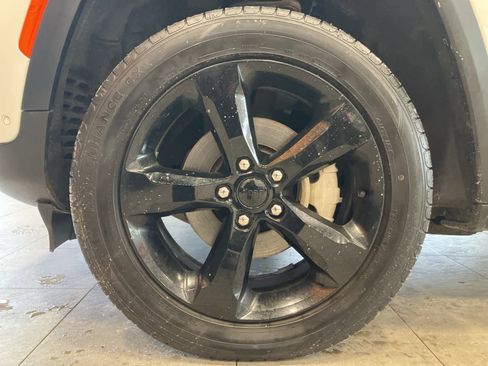 Used 2023 Jeep Grand Cherokee Limited w/ Luxury Tech Group II image 9