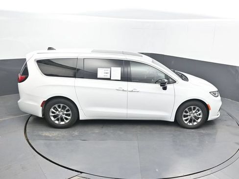 Used 2026 Chrysler Pacifica Limited FWD image 54
