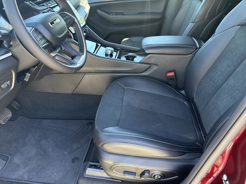 New 2025 Jeep Grand Cherokee Altitude image 9