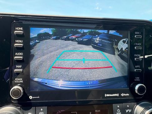 Used 2022 Toyota Highlander XLE AWD/4WD image 30