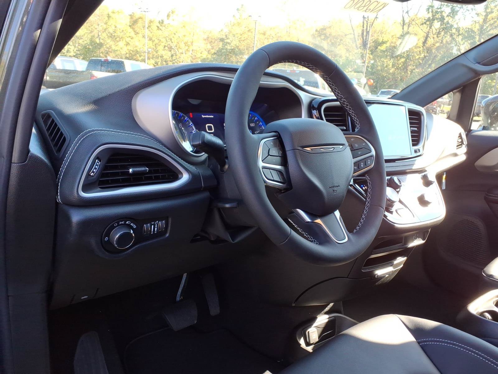 New 2027 Chrysler Pacifica Select AWD/4WD image 14