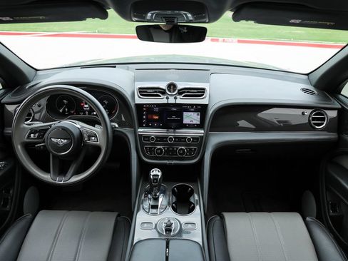Used 2023 Bentley Bentayga Extended Wheelbase AWD/4WD image 32