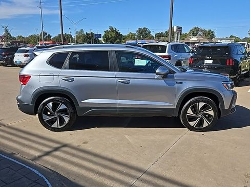 Used 2024 Volkswagen Taos SE image 4