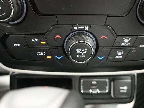 Used 2019 Jeep Renegade Latitude w/ Cold Weather Group FWD image 21