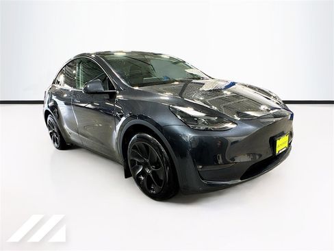 Used 2024 Tesla Model Y Long Range image 3