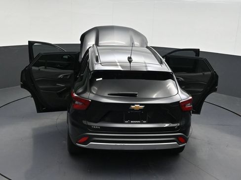 Used 2025 Chevrolet Trax LT FWD image 36