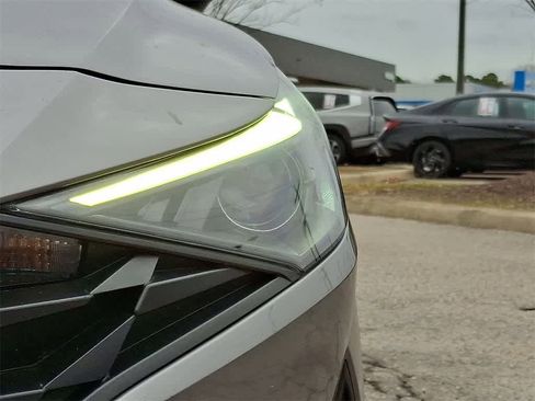 Used 2021 Hyundai Elantra SEL image 9